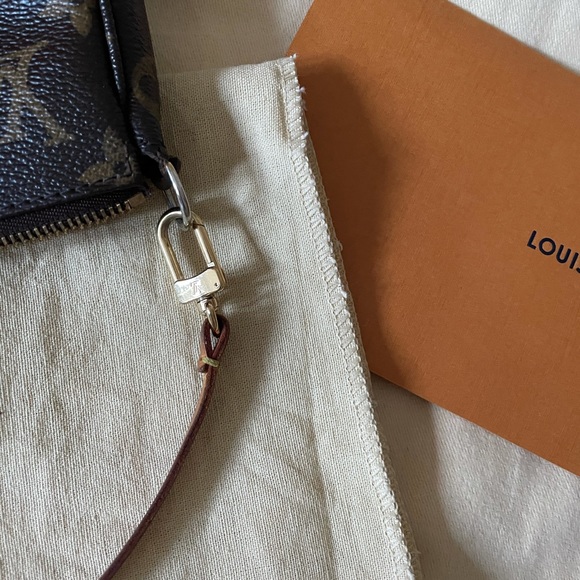 LOUIS VUITTON
Monogram Pochette - Picture 5 of 7